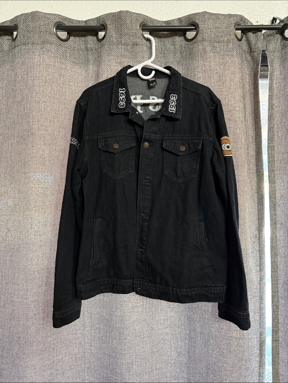 Black 'Hocus Pocus' Graphic Jean Winifred Jacket Halloween Disney Unisex Witch - Picture 3 of 8